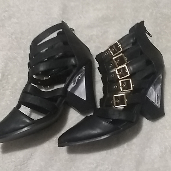 I'm selling black boots - Picture 3 of 3